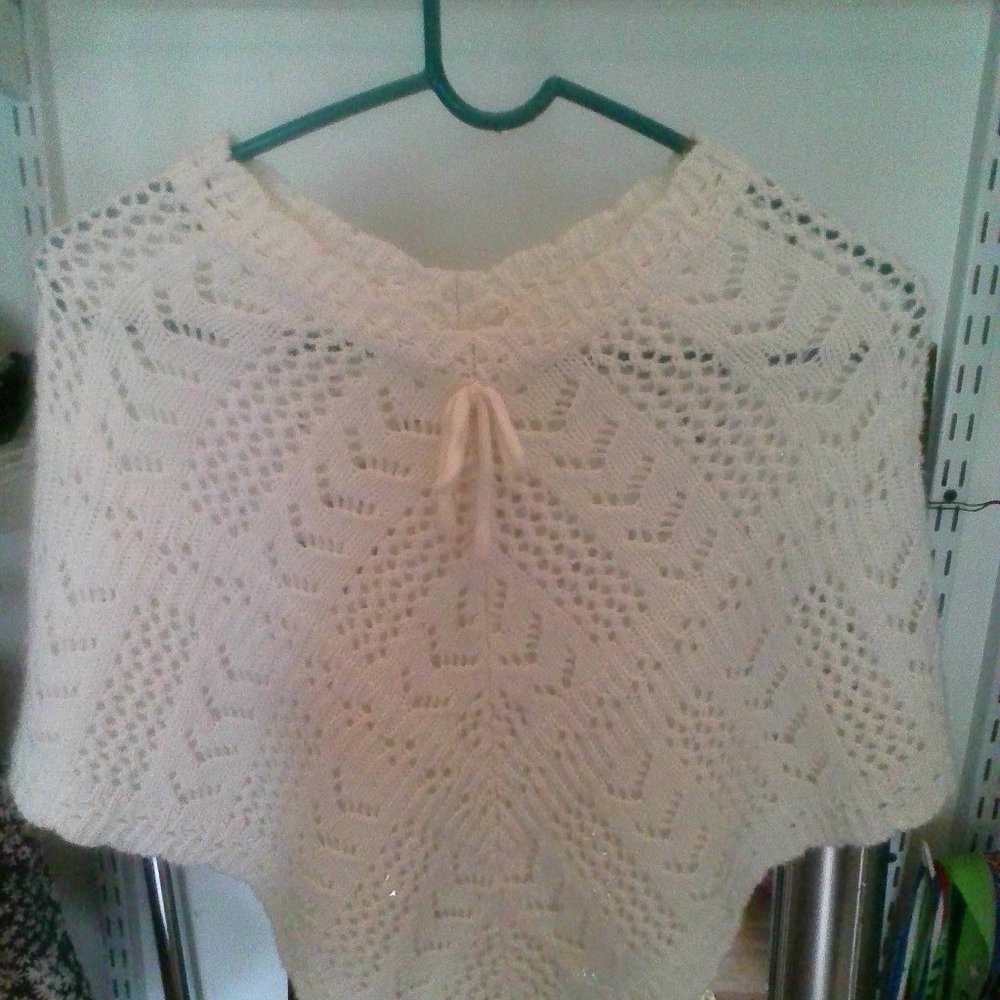 White knitted shall